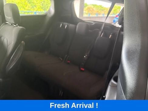 Used 2024 Chrysler Pacifica Touring FWD image 4