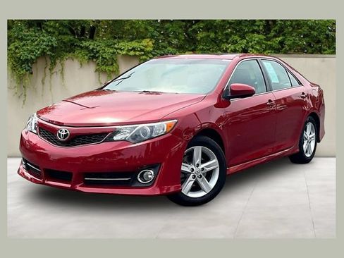 Used 2014 Toyota Camry SE w/ Moonroof Package FWD image 1