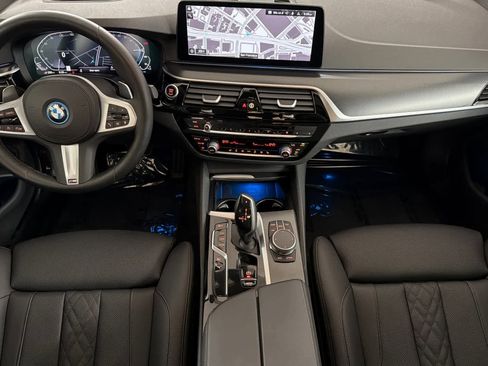 Used 2023 BMW 530e xDrive w/ Premium Package image 3