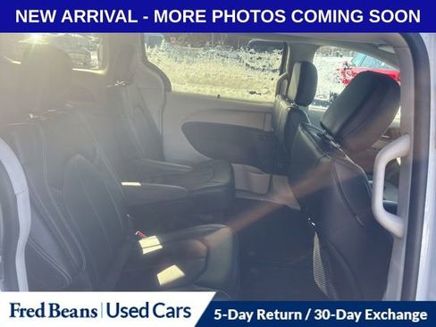 Used 2024 Chrysler Pacifica Touring-L image 11