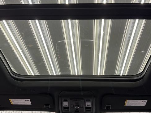 Used 2024 Chevrolet Suburban High Country AWD/4WD image 32