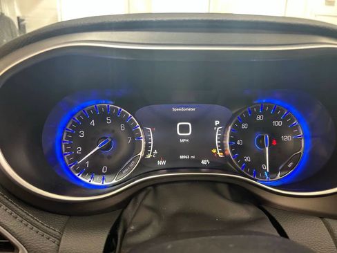 Used 2018 Chrysler Pacifica Limited w/ Tire & Wheel Group FWD image 13