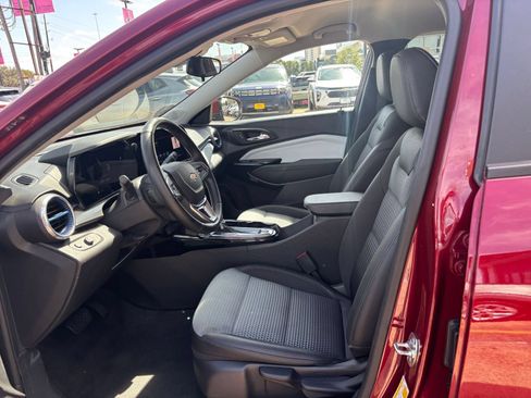 Used 2025 Chevrolet Trax LT w/ LT Convenience Package FWD image 25