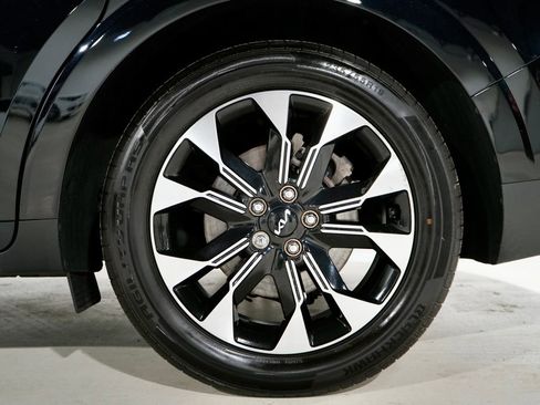 Used 2023 Kia Carnival EX image 33