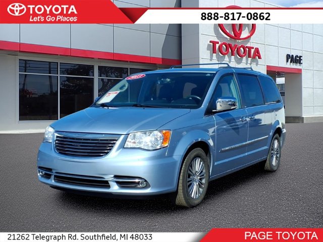Used 2013 Chrysler Town & Country Touring-L w/ Driver Convenience Group FWD image 1