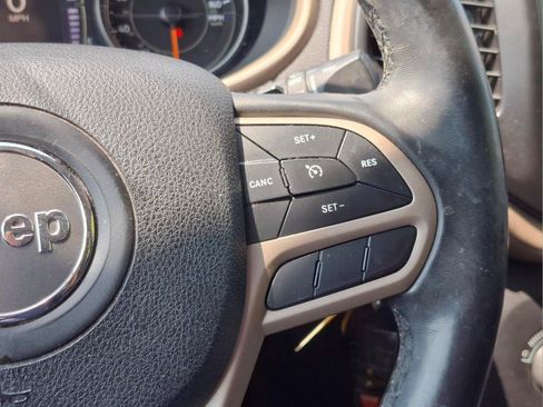 Used 2018 Jeep Cherokee Latitude w/ Altitude Package FWD image 20