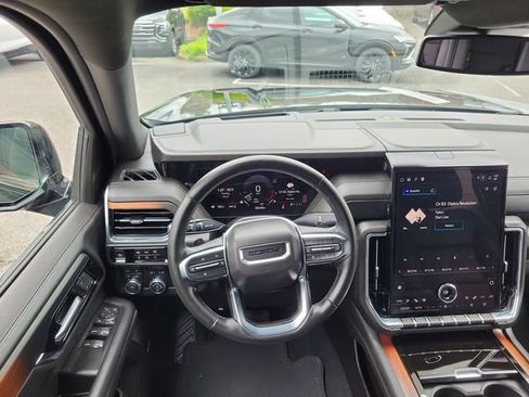 Used 2025 GMC Yukon XL Denali AWD/4WD image 9