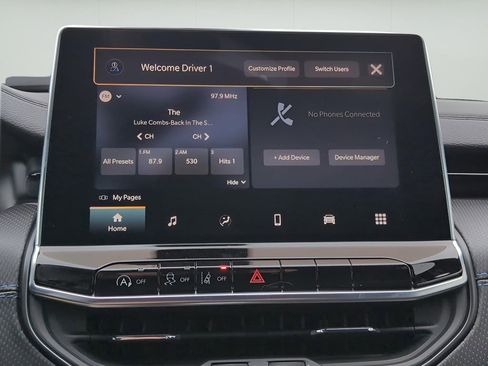 New 2025 Jeep Compass Latitude w/ Sun & Sound Group image 17