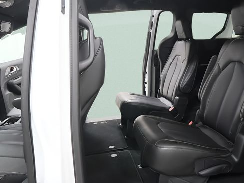 Used 2026 Chrysler Pacifica Select FWD image 22