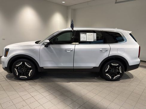 Used 2024 Kia Telluride S w/ S Sunroof Package image 2