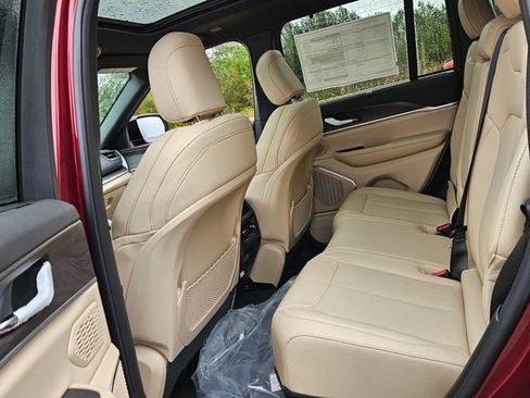 New 2025 Jeep Grand Cherokee Limited w/ Luxury Tech Group II RWD image 8
