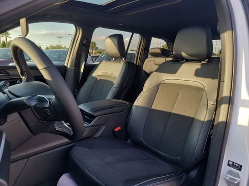 New 2025 Jeep Grand Cherokee Altitude image 18