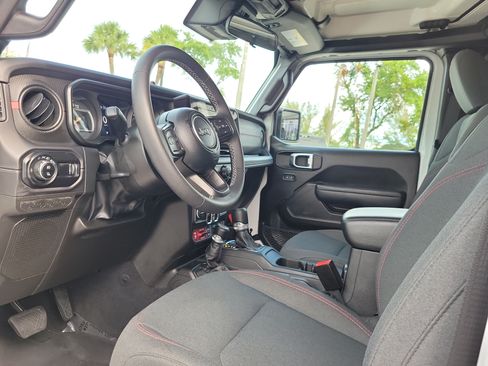 Used 2025 Jeep Gladiator Rubicon AWD/4WD image 9