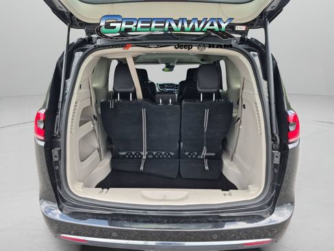Used 2023 Chrysler Pacifica Touring-L FWD image 5