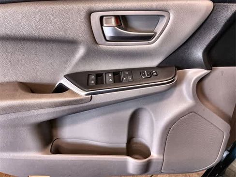 Used 2016 Toyota Camry SE image 37