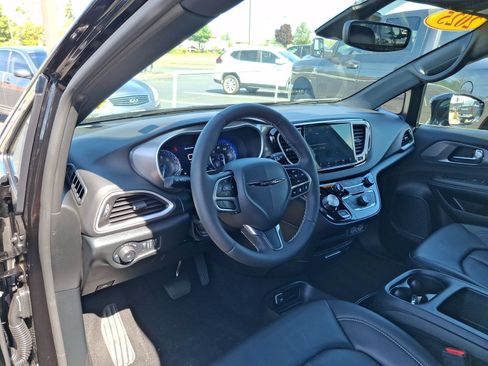 Certified 2025 Chrysler Pacifica Select FWD image 17