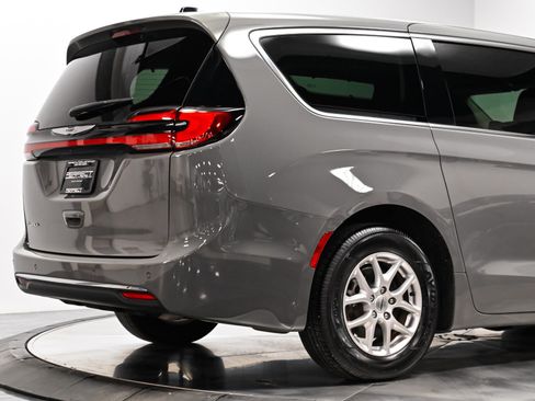 Used 2023 Chrysler Pacifica Touring-L w/ Uconnect Theater Family Group FWD image 13