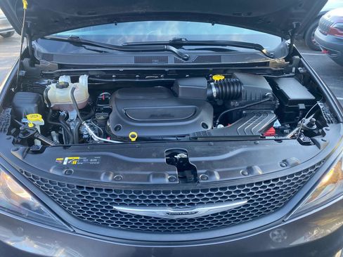 Used 2023 Chrysler Voyager LX image 18