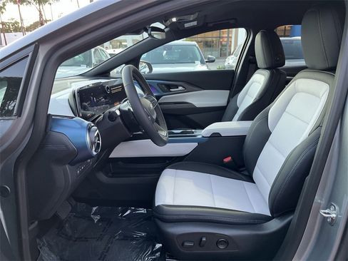 New 2026 Chevrolet Equinox EV LT image 18