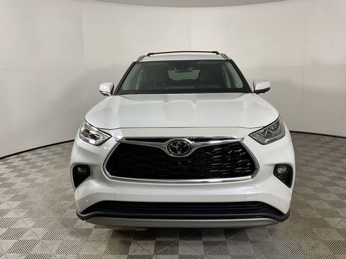 New 2026 Toyota Highlander Platinum image 2