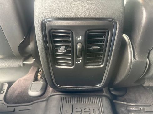 Used 2017 Jeep Grand Cherokee Laredo w/ Quick Order Package 23E AWD/4WD image 35