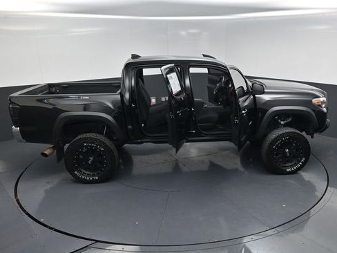 Used 2017 Toyota Tacoma TRD Off-Road w/ Tow Package (A/T) image 23