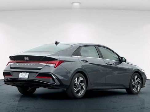 Used 2024 Hyundai Elantra Limited FWD image 2