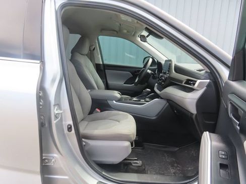 Used 2021 Toyota Highlander L FWD image 22