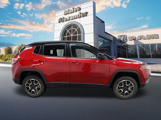 Used 2025 Jeep Compass Trailhawk video 2
