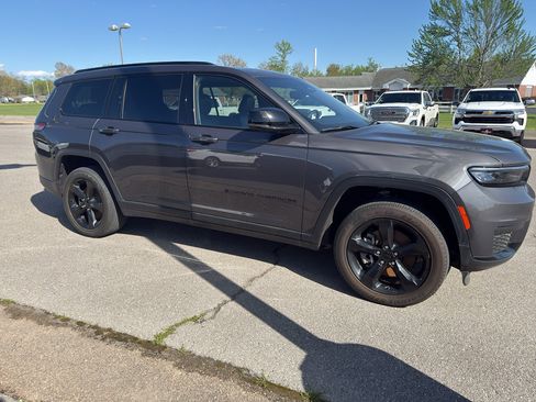Used 2023 Jeep Grand Cherokee L Laredo image 2