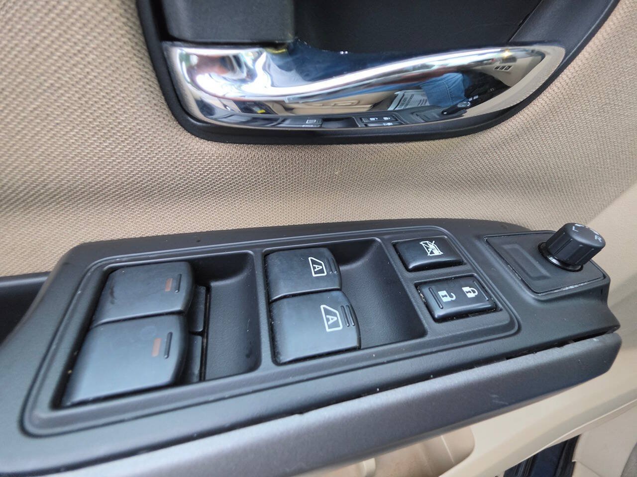 Used 2015 Nissan Titan SV RWD image 25
