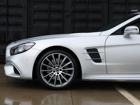 Used 2017 Mercedes-Benz SL 550 image 28