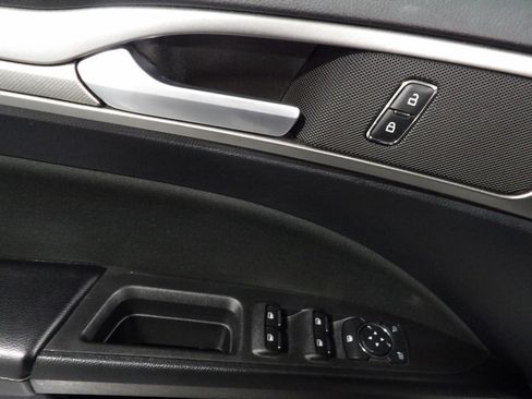 Used 2019 Ford Fusion SE FWD image 8