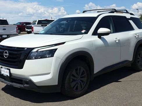 Used 2023 Nissan Pathfinder SV w/ SV Black Package AWD/4WD image 4