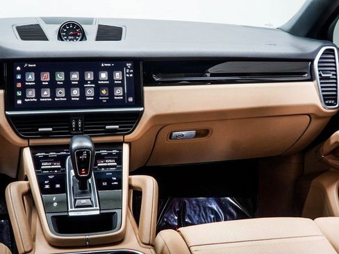 Used 2023 Porsche Cayenne Coupe image 19