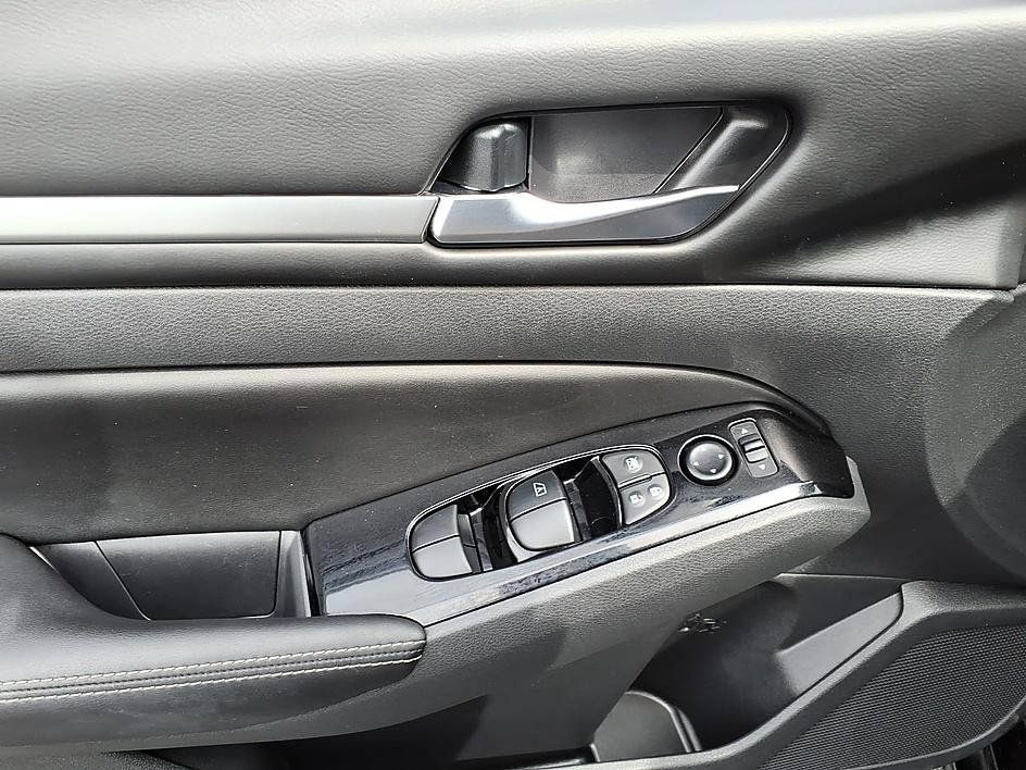 Used 2023 Nissan Altima 2.5 SV FWD image 11