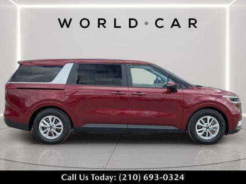 Used 2023 Kia Carnival LX image 8