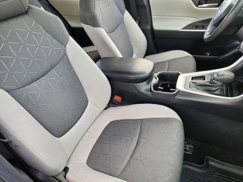 Used 2024 Toyota RAV4 XLE w/ Convenience Package image 10