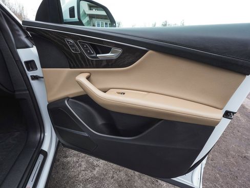 Used 2022 Audi Q8 Prestige w/ Prestige Package image 13