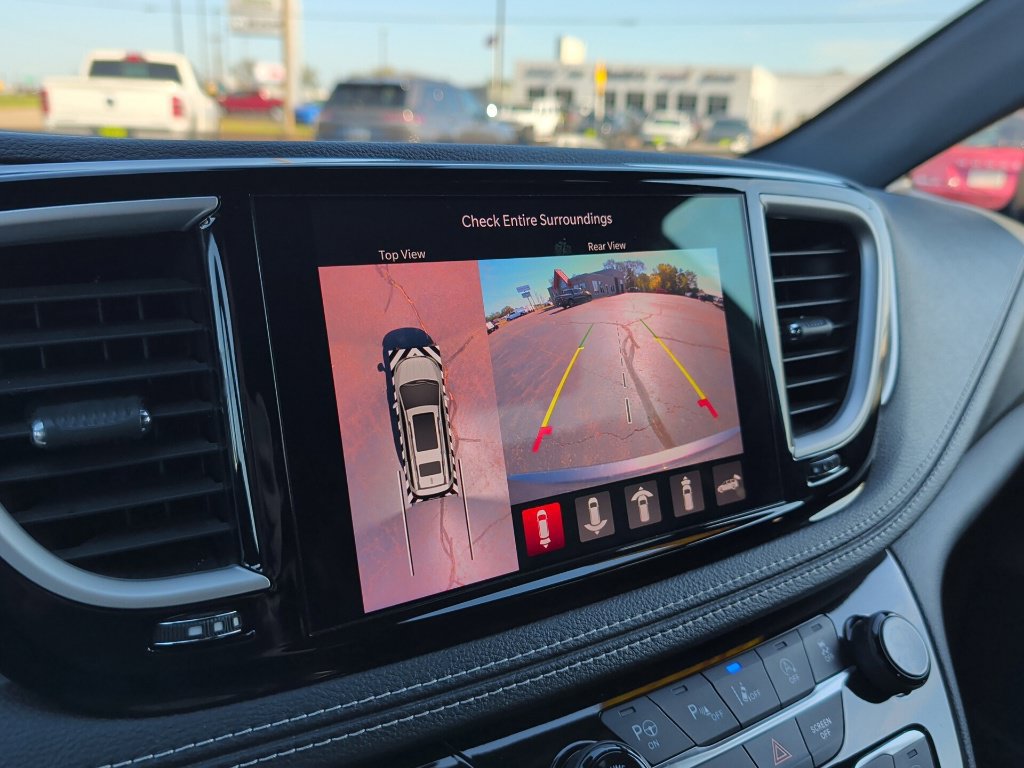 Used 2022 Chrysler Pacifica Touring-L w/ Uconnect Theater Family Group AWD/4WD image 12