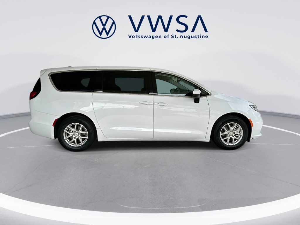 Used 2023 Chrysler Pacifica Touring-L FWD image 8