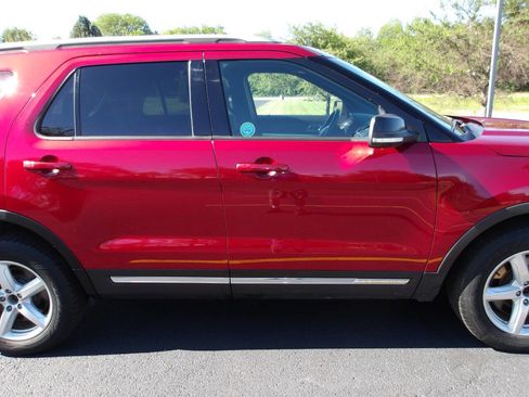 Used 2017 Ford Explorer XLT w/ Equipment Group 202A AWD/4WD image 34