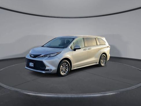 Certified 2023 Toyota Sienna XLE image 4