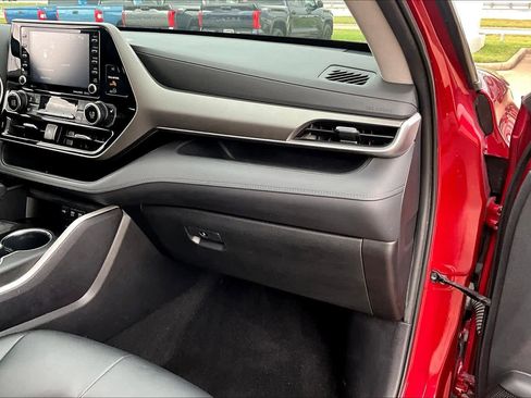 Used 2021 Toyota Highlander XLE image 18