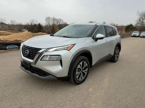 Used 2022 Nissan Rogue SV image 3
