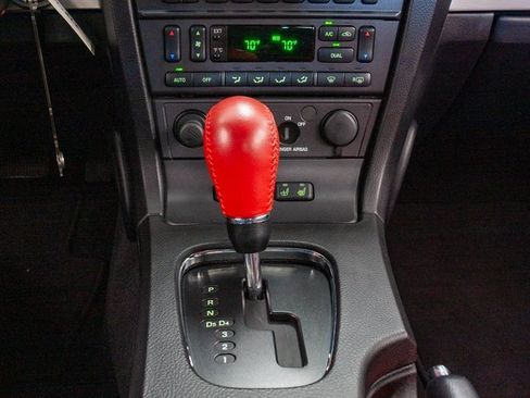 Used 2005 Ford Thunderbird image 13