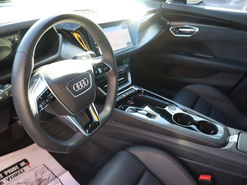 Used 2022 Audi e-tron GT Prestige image 9