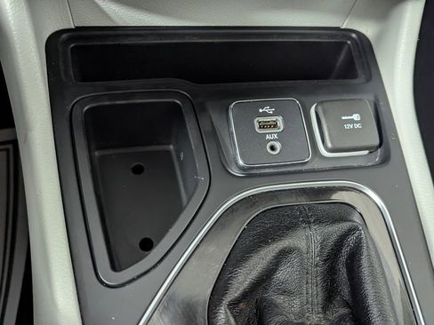Used 2019 Jeep Cherokee Overland w/ Technology Group FWD image 25