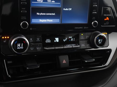 Used 2021 Toyota Highlander XLE image 25