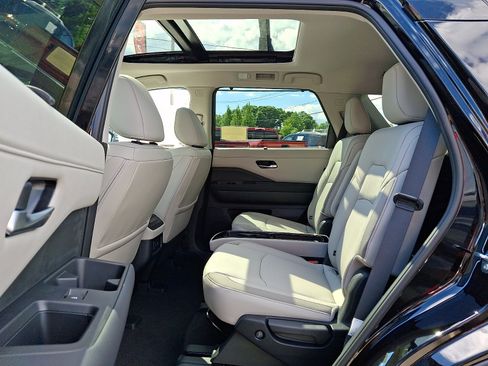 New 2026 Nissan Pathfinder SL w/ SL Premium Package AWD/4WD image 7